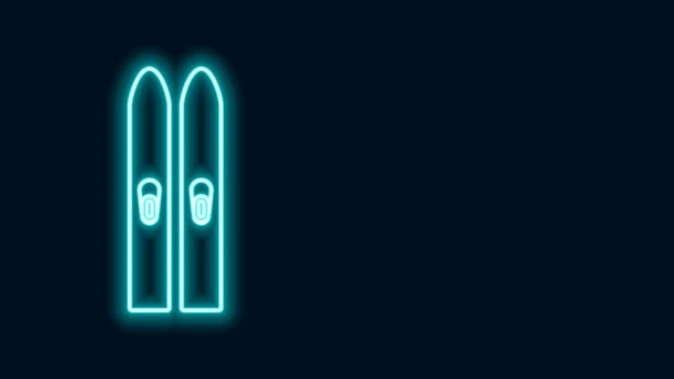 Świecące neon linii Narty i kije ikona izolowane na czarnym tle. Ekstremalny sport. Sprzęt narciarski. Ikona sportów zimowych. 4K Animacja graficzna ruchu wideo — Wideo stockowe