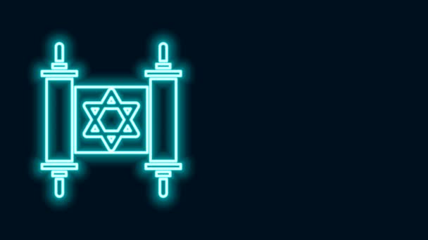 Светящаяся неоновая линия иконка свитка Торы выделена на черном фоне. Еврейская Тора в расширенной форме. Символ Звезды Давида. Старый пергаментный свиток. Видеографическая анимация 4K — стоковое видео