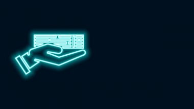 Parlayan neon çizgisi. El, siyah arkaplanda izole edilmiş iskambil iskambil simgesi destesini tutuyor. Kumarhane kumarı. 4K Video hareketli grafik canlandırması