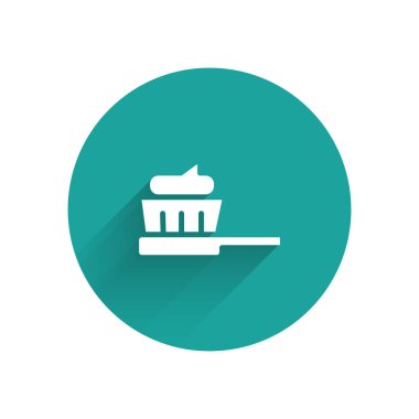 Uzun gölgeli diş macunu ikonlu beyaz diş fırçası. Yeşil daire düğmesi. Vektör İllüstrasyonu.