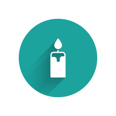 Beyaz yanan mum ikonu uzun gölgeli izole edilmiş. Silindirik mum çubuğu ve yanan ateş. Yeşil daire düğmesi. Vektör.