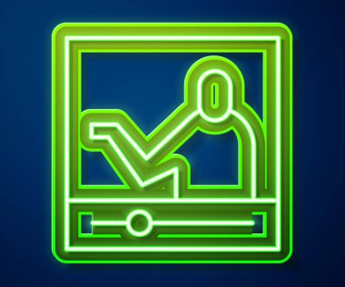 Parlayan neon hattı Çevrimiçi eğitim ve mezuniyet ikonu mavi arka planda izole edildi. İnternetteki öğretmen monitörde. Giyinme ve video semineri öğrenme. Vektör İllüstrasyonu.