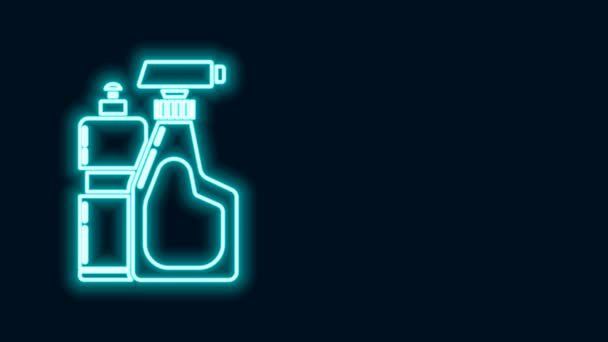 Leuchtende neonfarbene Plastikflaschen für flüssiges Waschmittel, Bleichmittel, Spülmittel oder ein anderes Reinigungsmittel, isoliert auf schwarzem Hintergrund. 4K Video Motion Grafik Animation — Stockvideo