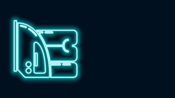 Gloeiende neon lijn Elektrische ijzer en handdoek pictogram geïsoleerd op zwarte achtergrond. Stoomstrijkijzer. 4K Video motion grafische animatie — Stockvideo