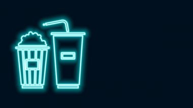 Karton kutuda parlak neon hattı patlamış mısır ve siyah arka planda izole edilmiş saman ve su ikonu içen kağıt bardak. Soda bardağı. 4K Video hareketli grafik canlandırması