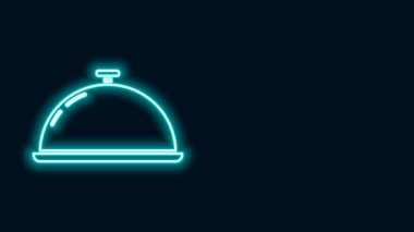 Siyah arka planda izole edilmiş bir tepsi yiyecek ikonu ile kaplı parlayan neon hattı. Tepsi ve kapak işareti. Kapaklı bir restoran saati. Mutfak eşyaları sembolü. 4K Video hareketli grafik canlandırması