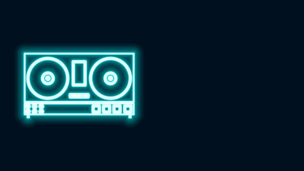 Glowing neon line DJ remote for playing and mixing music icon isolated on black background. DJ миксер в комплекте с виниловым проигрывателем и пультом дистанционного управления. Видеографическая анимация 4K — стоковое видео