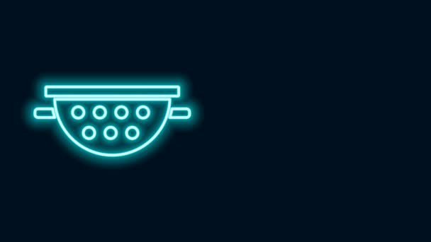 Icono de colador de cocina de línea de neón brillante aislado sobre fondo negro. Utensil de cocina. Signo de cubertería. Animación gráfica de vídeo 4K — Vídeos de Stock