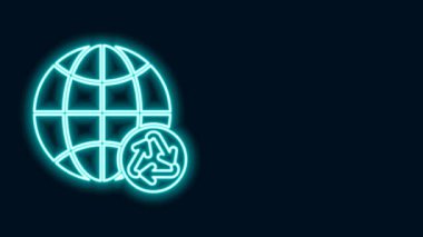 Parlayan neon hattı Planet Earth ve siyah arkaplanda izole edilmiş bir geri dönüşüm ikonu. Çevresel konsept. 4K Video hareketli grafik canlandırması