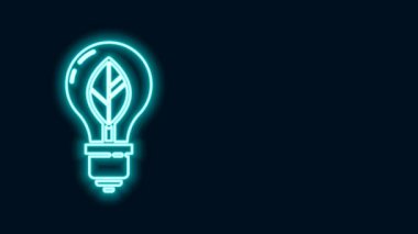 Siyah zemin üzerinde yaprak simgesi olan parlak neon çizgisi ampul. Çevre enerjisi kavramı. Alternatif enerji kavramı. 4K Video hareketli grafik canlandırması