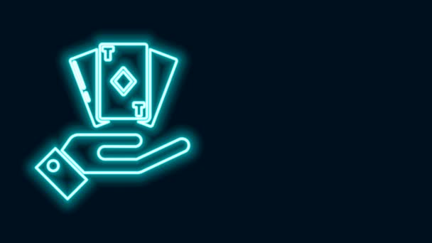 Świecące neon linii Ręczne trzymanie talii kart do gry ikona izolowane na czarnym tle. Hazard w kasynie. 4K Animacja graficzna ruchu wideo — Wideo stockowe