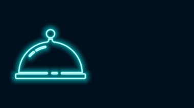Siyah arka planda izole edilmiş bir tepsi yiyecek ikonu ile kaplı parlayan neon hattı. Tepsi ve kapak. Kapaklı bir restoran saati. Mutfak eşyaları sembolü. 4K Video hareketli grafik canlandırması