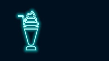 Parlayan neon hattı Milkshake simgesi siyah arkaplanda izole edildi. Kapaklı ve samanlı plastik bardak. 4K Video hareketli grafik canlandırması