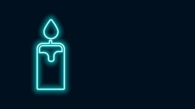 Parlayan neon hattı yanan mum simgesi siyah arkaplanda izole edildi. Silindirik mum çubuğu ve yanan ateş. 4K Video hareketli grafik canlandırması