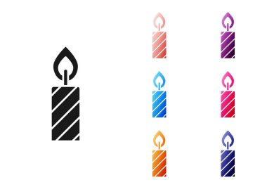 Beyaz arkaplanda siyah doğum günü pastası ikonu izole edilmiş. Simgeleri renklendirin. Vektör.