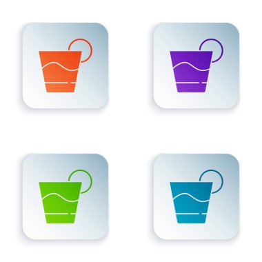 Beyaz arkaplanda izole edilmiş renkli Kokteyl simgesi. Kare düğmelere renkli simgeleri yerleştir. Vektör.