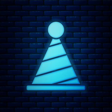 Parlayan neon parti şapka simgesi tuğla duvar arkasında izole edildi. Doğum günü şapkası. Vektör.