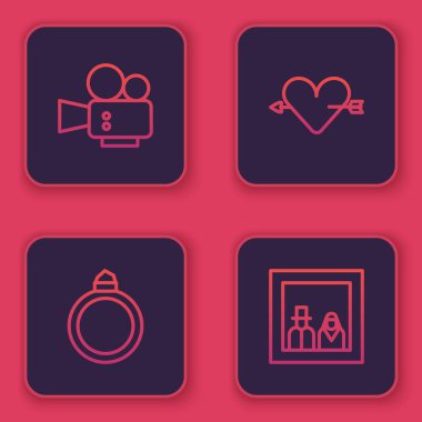 Sinema kamerası, elmas nişan yüzüğü, kalbi, oku ve aile fotoğrafı olan Amour. Mavi kare düğme. Vektör.