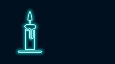 Parlayan neon çizgisi, siyah arkaplanda izole edilmiş şamdan ikonunda yanan mum. Silindirik mum çubuğu ve yanan ateş. 4K Video hareketli grafik canlandırması