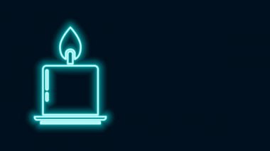 Parlayan neon çizgisi, siyah arkaplanda izole edilmiş şamdan ikonunda yanan mum. Silindirik mum çubuğu ve yanan ateş. 4K Video hareketli grafik canlandırması