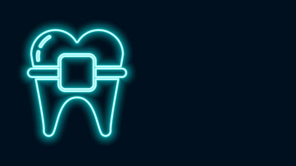 Linha de néon brilhante Dentes com aparelho ícone isolado no fundo preto. Alinhamento de mordida de dentes, linha dental com aparelho. Conceito dentário. Animação gráfica em movimento de vídeo 4K — Vídeo de Stock
