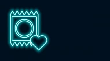 Siyah arkaplanda izole edilmiş paket simgesinde parlayan neon hattı prezervatifi. Güvenli aşk sembolü. Erkekler için doğum kontrol yöntemi. 4K Video hareketli grafik canlandırması