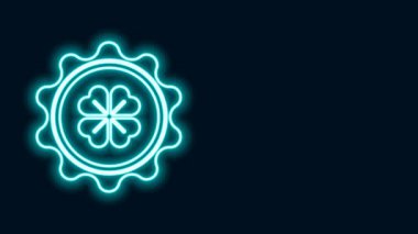 Siyah zemin üzerinde dört yapraklı yonca simgesi olan parlak neon çizgili şişe kapağı. Aziz Patrick gününüz kutlu olsun. 4K Video hareketli grafik canlandırması