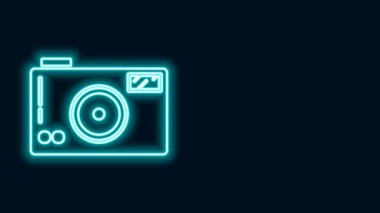 Parlayan neon hattı fotoğraf makinesi simgesi siyah arkaplanda izole edildi. Fotoğraf makinesi simgesi. 4K Video hareketli grafik canlandırması