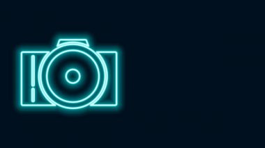 Parlayan neon hattı fotoğraf makinesi simgesi siyah arkaplanda izole edildi. Fotoğraf makinesi simgesi. 4K Video hareketli grafik canlandırması