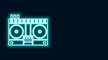 Parlayan neon hattı DJ uzaktan kumandası siyah arkaplanda izole edilmiş müzik simgesini çalmak ve karıştırmak için. DJ karıştırıcı, vinil çalar ve uzaktan kumandayla tamamlandı. 4K Video hareketli grafik canlandırması