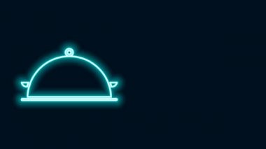 Siyah arka planda izole edilmiş bir tepsi yiyecek ikonu ile kaplı parlayan neon hattı. Tepsi ve kapak işareti. Kapaklı bir restoran saati. Mutfak eşyaları sembolü. 4K Video hareketli grafik canlandırması