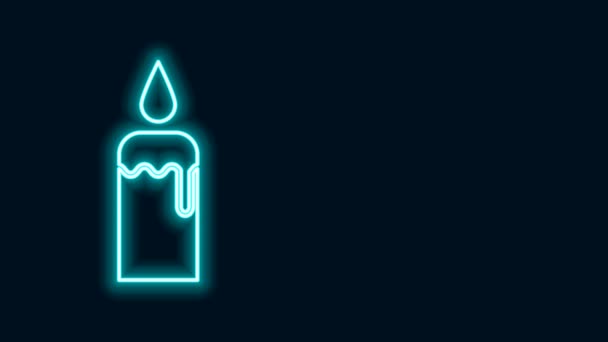 Glowing neon line Burning candle in candlestick icon isolated on black background. Cylindrical candle stick with burning flame. 4K Video motion graphic animation — Stock Video