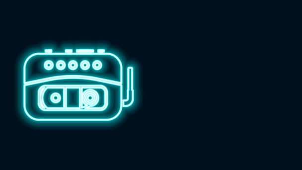 Zářící neonová čára Hudební magnetofon ikona izolované na černém pozadí. Přenosné hudební zařízení. Grafická animace pohybu videa 4K — Stock video
