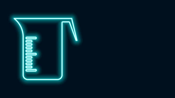Gloeiende neonlijn Maatbeker voor het meten van droog en vloeibaar voedsel pictogram geïsoleerd op zwarte achtergrond. Kunststof maatbekerglas met handvat. 4K Video motion grafische animatie — Stockvideo