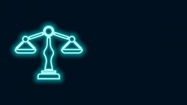 Parlayan neon çizgisi adalet simgesi siyah arka planda izole edildi. Hukuk mahkemesi sembolü. Denge tabelaları. 4K Video hareketli grafik canlandırması