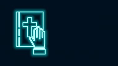 Parlayan neon hattı kutsal İncil ikonu üzerine yemin siyah arka planda izole. Mahkemedeki prosedür. Gerçek ve gerçek. Tanrı huzurunda söz ver. 4K Video hareketli grafik canlandırması