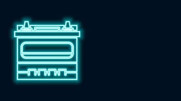Glödande neon line bil batteri ikon isolerad på svart bakgrund. Ackumulatorbatteriets energi- och elackumulatorbatteri. 4K Video motion grafisk animation — Stockvideo
