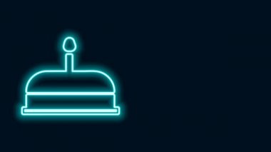 Siyah arkaplanda izole edilmiş yanan mum simgesiyle parlayan neon çizgi pastası. Doğum günün kutlu olsun. 4K Video hareketli grafik canlandırması