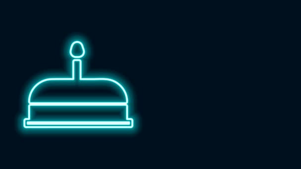 Linha de néon brilhante Bolo com velas em chamas ícone isolado no fundo preto. Feliz Aniversário. Animação gráfica em movimento de vídeo 4K — Vídeo de Stock