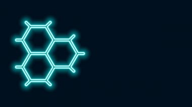 Siyah zemin üzerinde izole edilmiş benzen halkalarından oluşan parlak neon hattı kimyasal formülü. 4K Video hareketli grafik canlandırması