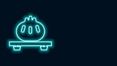 Kesme tahtası simgesindeki parlak neon hattı Dumpling siyah arkaplanda izole edildi. Geleneksel Çin yemeği. 4K Video hareketli grafik canlandırması