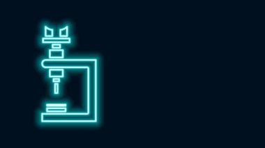 Parlayan neon hattı mikroskop simgesi siyah arkaplanda izole edildi. Kimya, ilaç aleti, mikrobiyoloji büyütme aracı. 4K Video hareketli grafik canlandırması