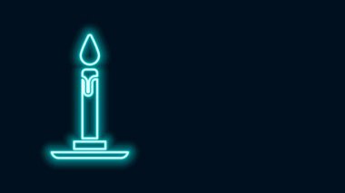 Parlayan neon çizgisi, siyah arkaplanda izole edilmiş şamdan ikonunda yanan mum. Silindirik mum çubuğu ve yanan ateş. 4K Video hareketli grafik canlandırması