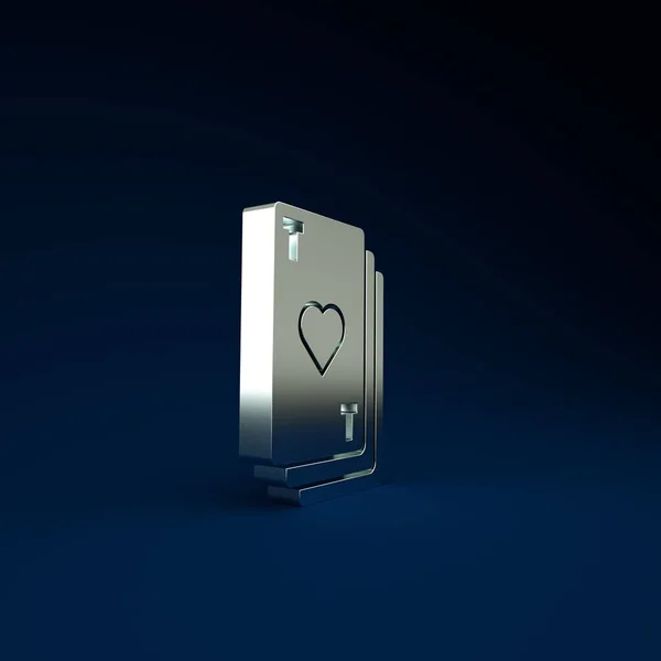 Tarjeta de juego de plata con símbolo del corazón icono aislado sobre fondo azul. Juego de casino. Concepto minimalista. 3D ilustración 3D render — Foto de Stock