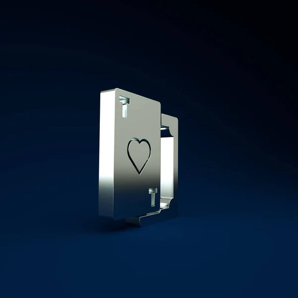 Tarjeta de juego de plata con símbolo del corazón icono aislado sobre fondo azul. Juego de casino. Concepto minimalista. 3D ilustración 3D render — Foto de Stock