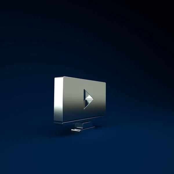 Silver Online Play видео иконка выделена на синем фоне. Компьютерный монитор и пленка с игровым знаком. Концепция минимализма. 3D-рендеринг — стоковое фото