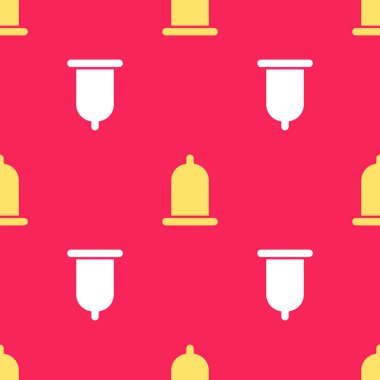 Sarı prezervatif güvenli seks ikonu kırmızı arka planda izole edilmiş kusursuz desen. Güvenli aşk sembolü. Erkekler için doğum kontrol yöntemi. Vektör İllüstrasyonu.