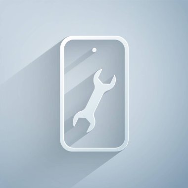 Gri arkaplanda İngiliz anahtarı simgesi olan kağıt kesiği cep telefonu. Ayarlama, servis, ayar, bakım, onarım. Kağıt sanatı tarzı. Vektör.