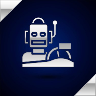 Gümüş Robot insanımsı koyu mavi arka planda izole edilmiş bir araba ikonu kullanıyor. Yapay zeka, makine öğrenme, bulut hesaplama. Vektör.