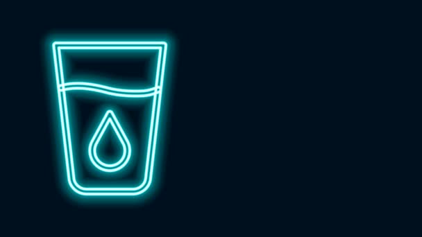 Gloeiende neon lijn Glas met water pictogram geïsoleerd op zwarte achtergrond. Natriumglas. 4K Video motion grafische animatie — Stockvideo